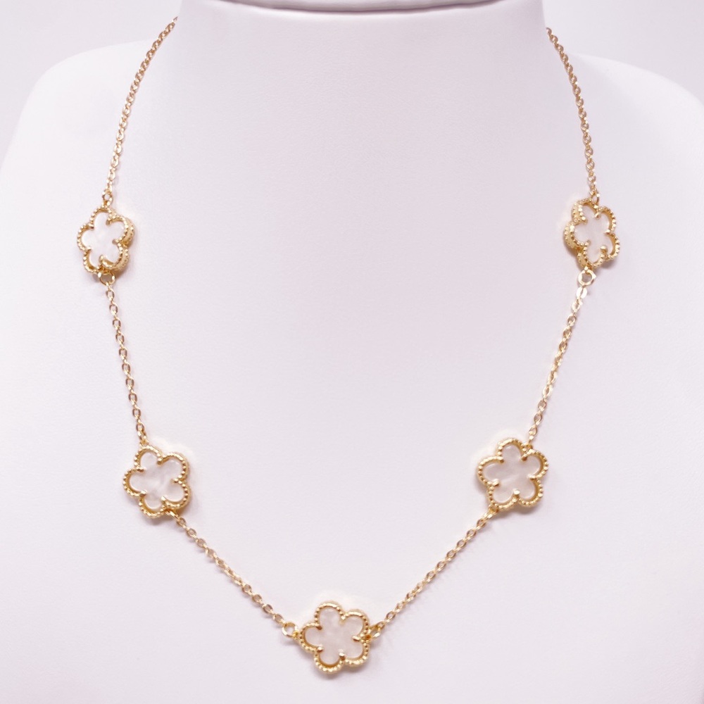 White And Gold Flower Necklace - Picture 5 of 6